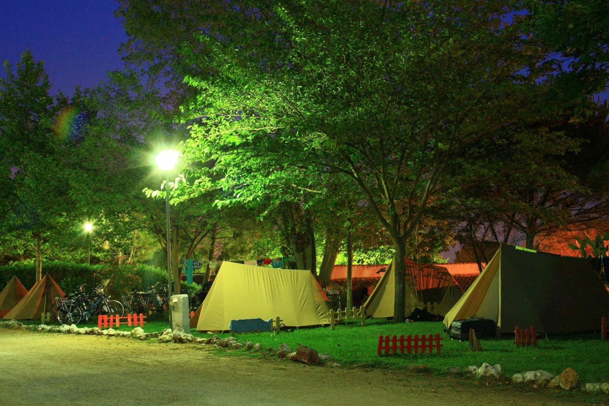 Camping Sierra De Las Nieves Yunquera Eksteriør billede